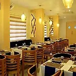 Fabhotel Prime D Chandlier