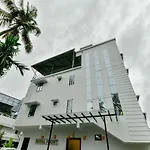 Oyo 16605 Royal Front