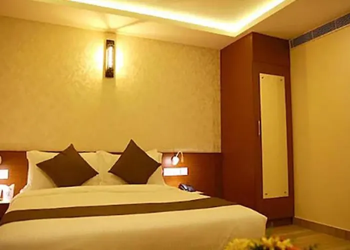 Fabhotel Prime D Chandlier