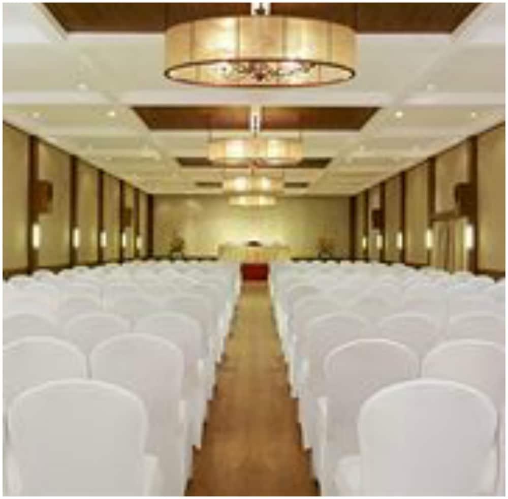 Vivanta Ernakulam, Marine Drive Kochi