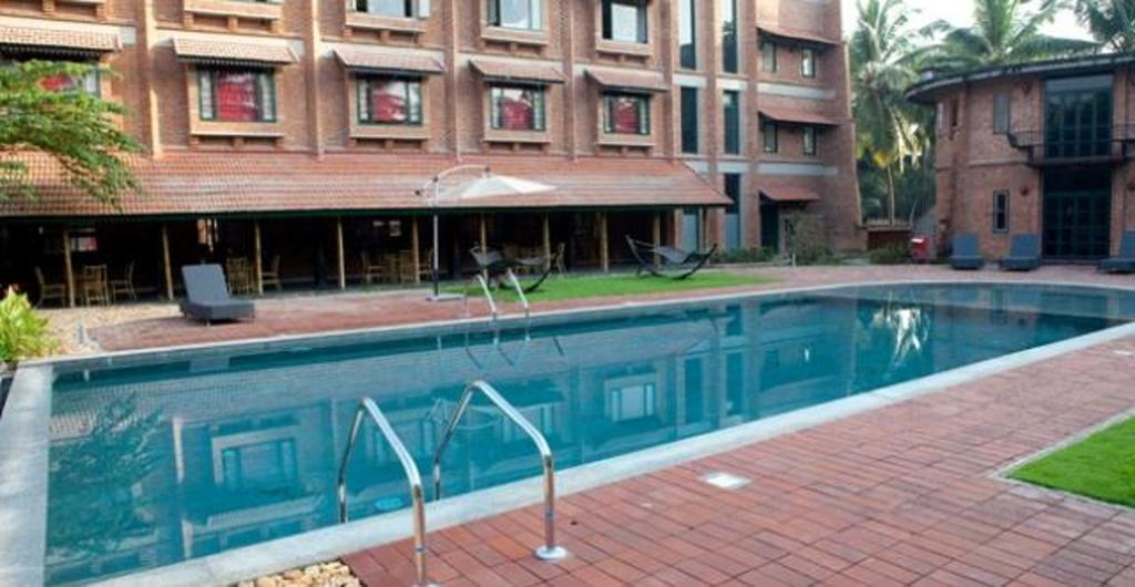 Hotel Bth Sarovaram Kochi