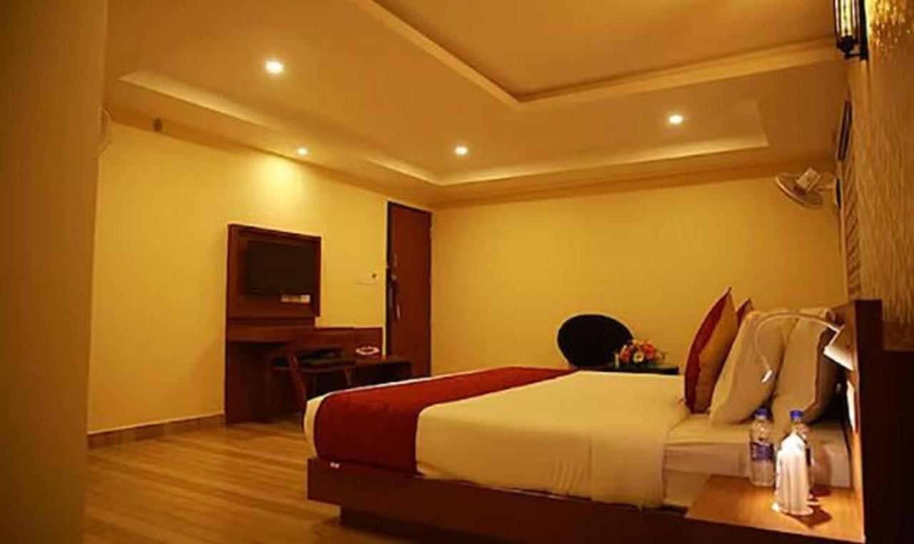 Fabhotel Prime D Chandlier