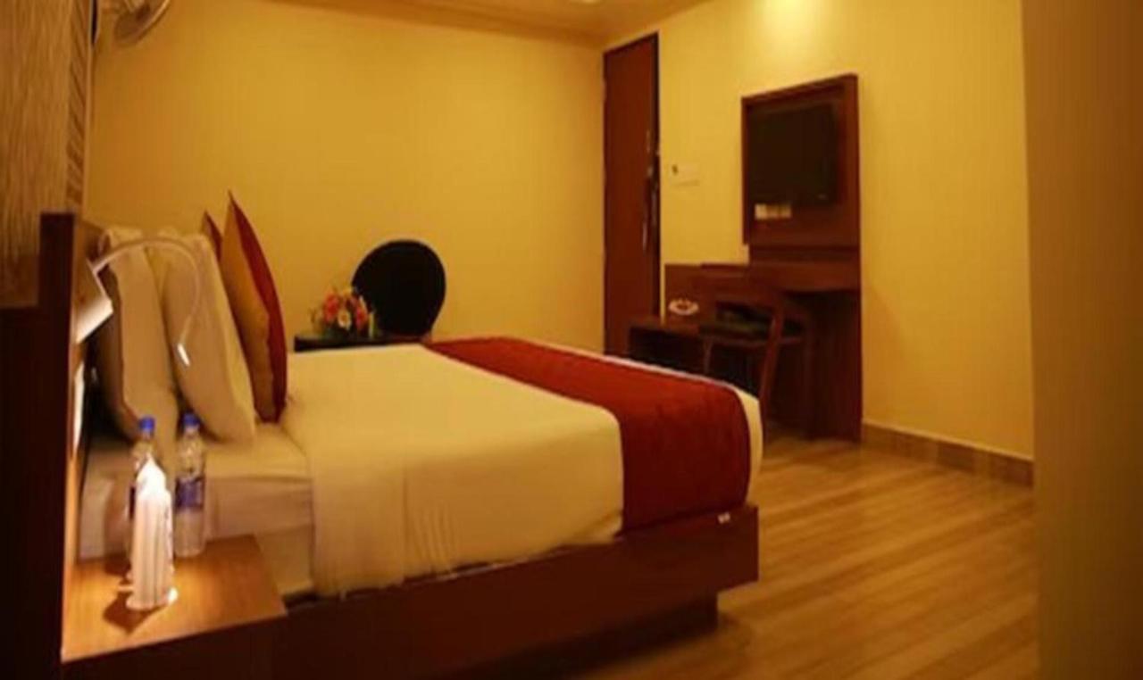 Fabhotel Prime D Chandlier Hotel