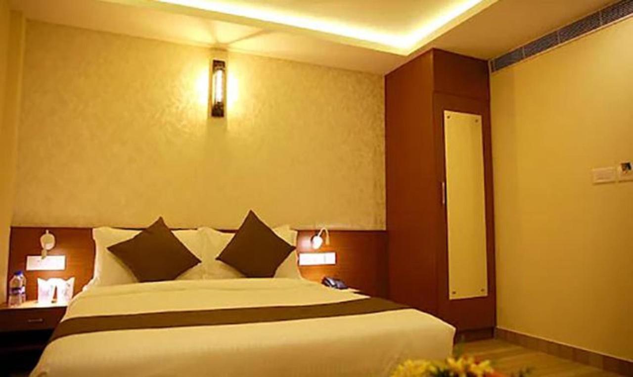 Hotel Fabhotel Prime D Chandlier Kochi