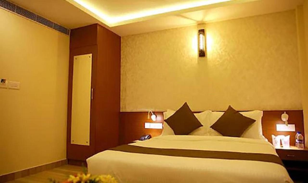 Hotel Fabhotel Prime D Chandlier