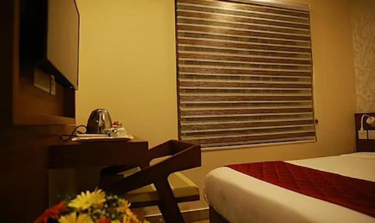 Fabhotel Prime D Chandlier Kochi