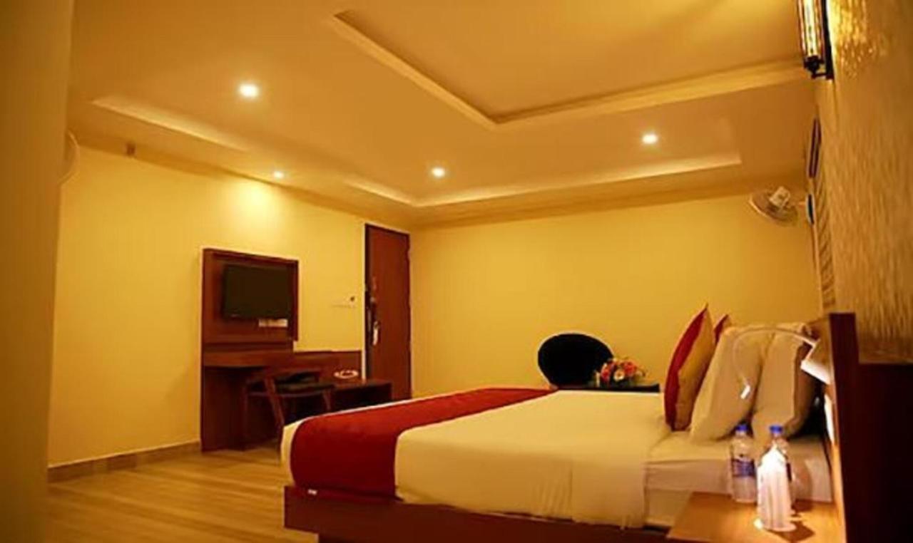 Fabhotel Prime D Chandlier