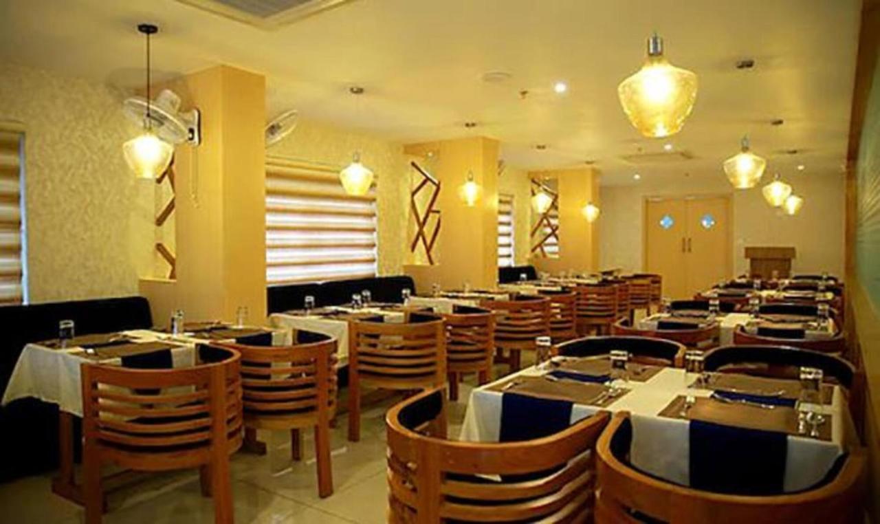 Fabhotel Prime D Chandlier