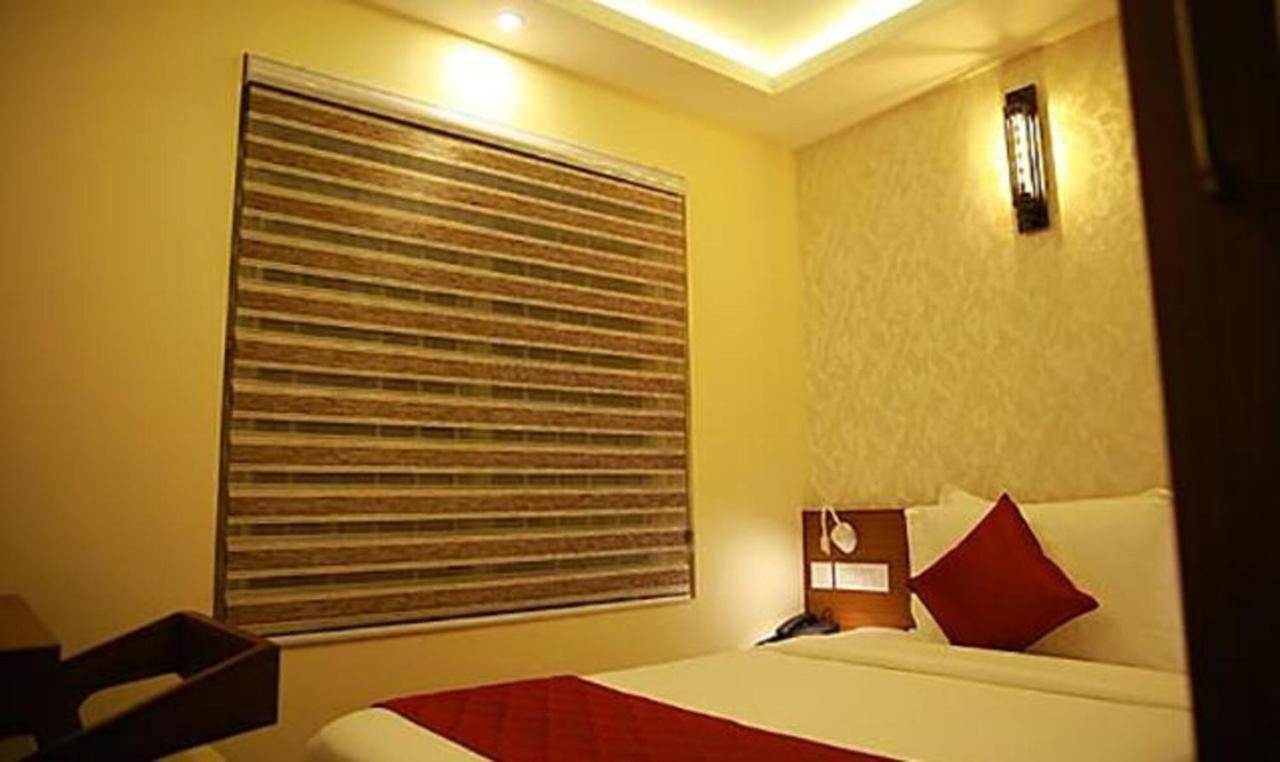 Hotel Fabhotel Prime D Chandlier
