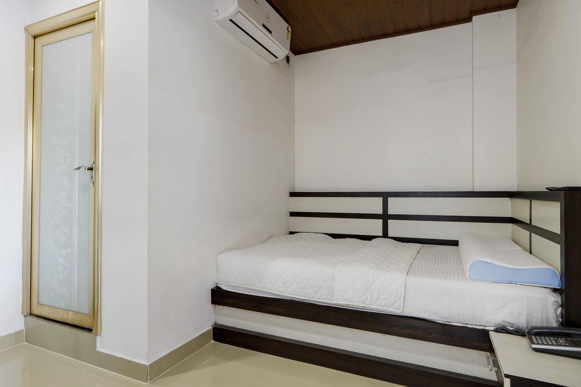 Spot On 48916 Kpm Tourist Hotel