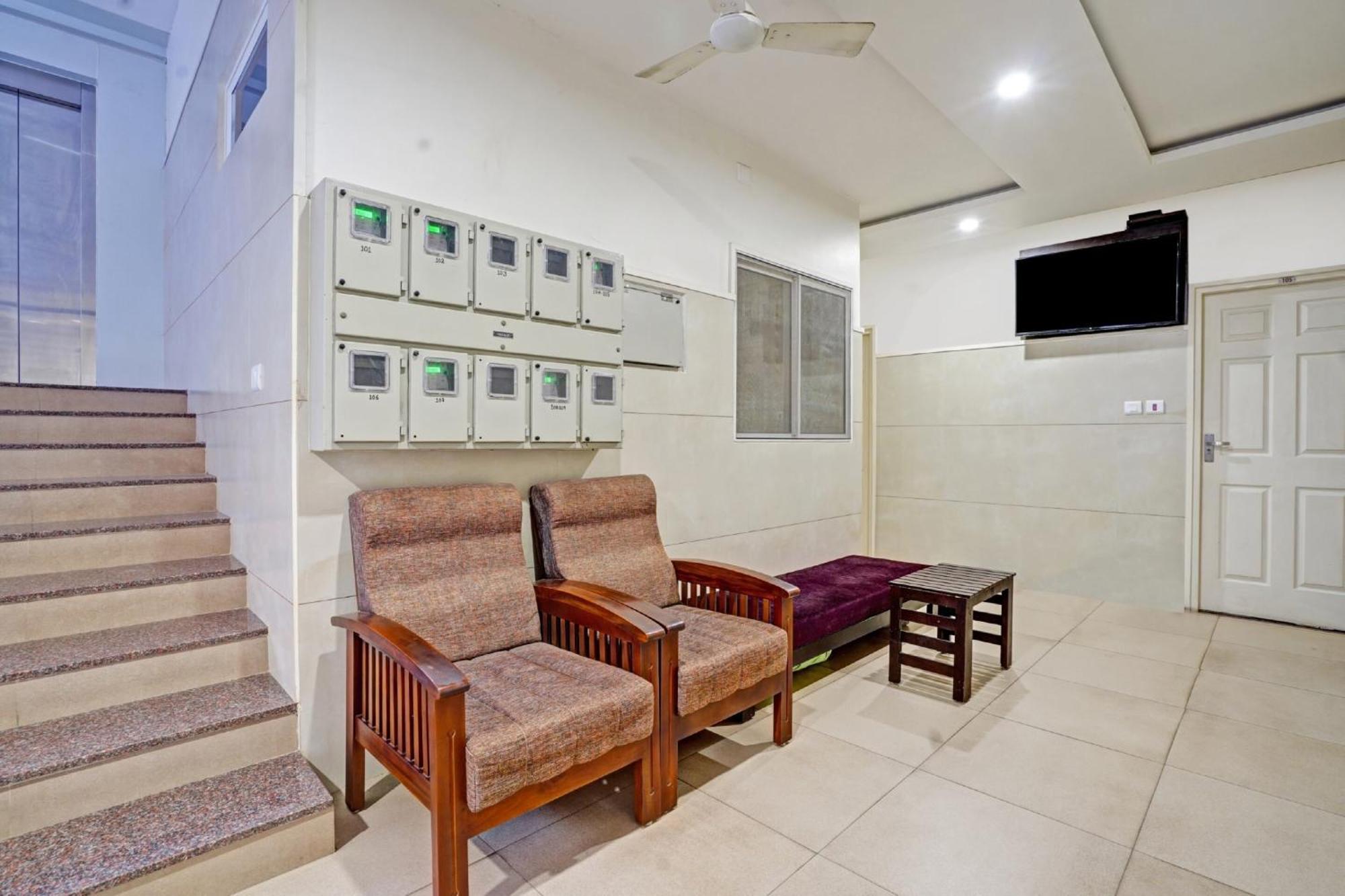 Collection O White House Pearl Kochi
