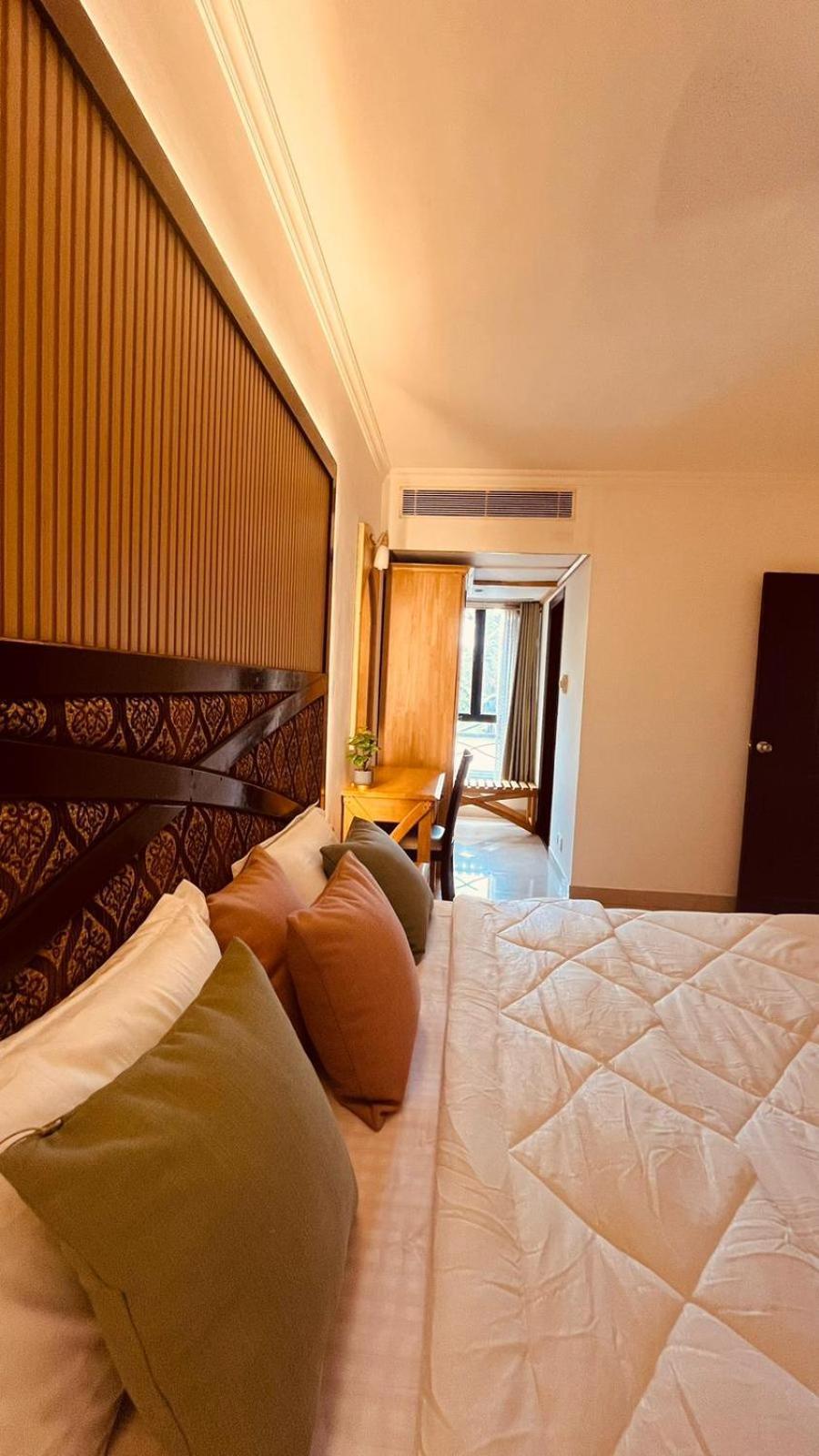 Joy - Exclusive Private 4-star Ac Inside Lotus 8 - 3 Min Walk From Cochin Airport Kochi