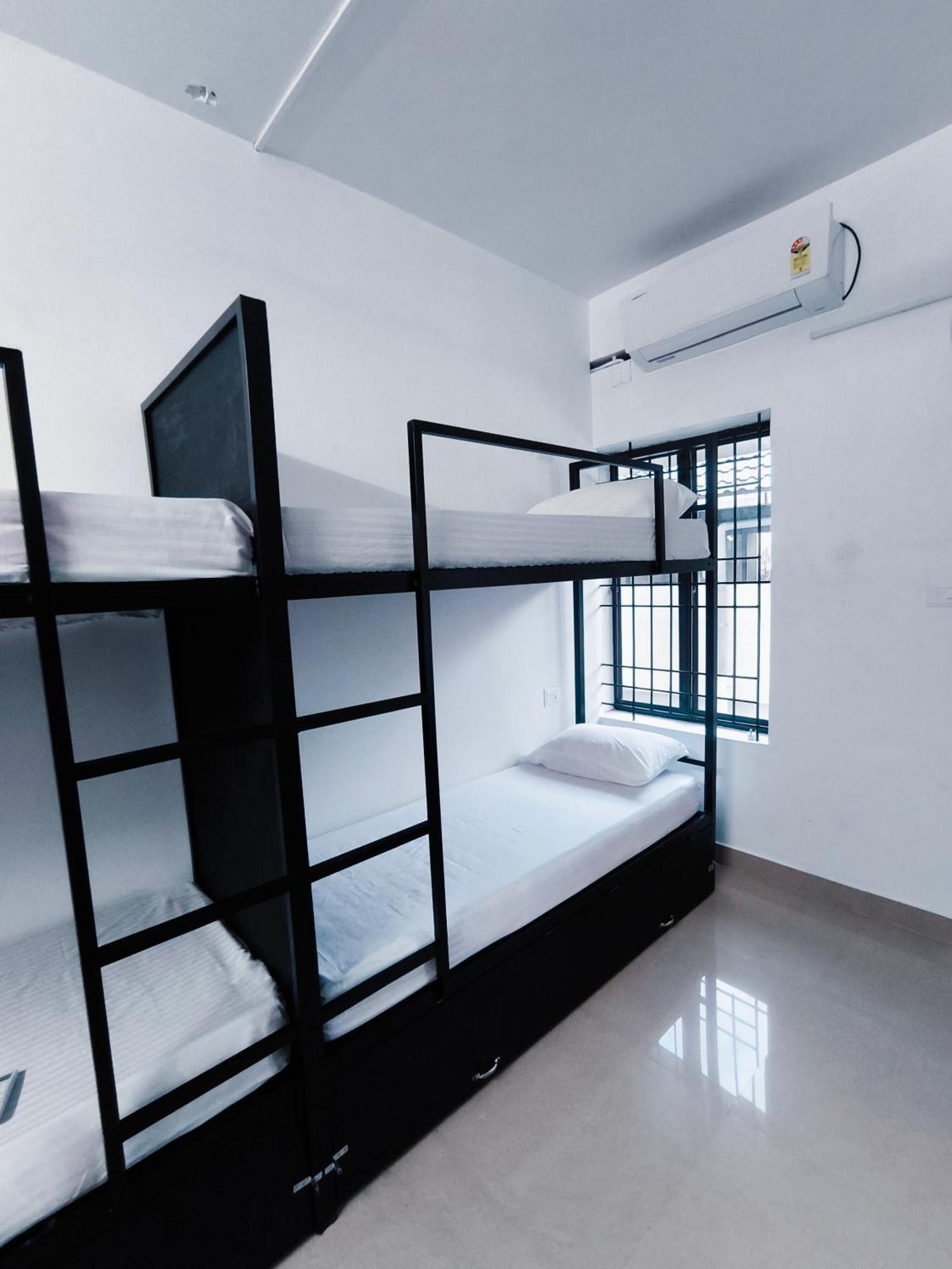Hostel Stayzo *