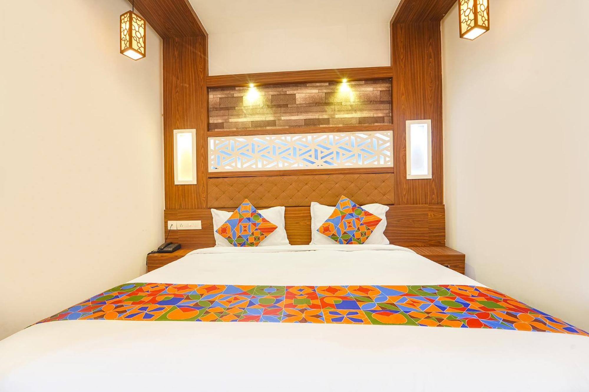 Fabhotel Qube - 800m From Ernakulam Junction South Railway Station 3*