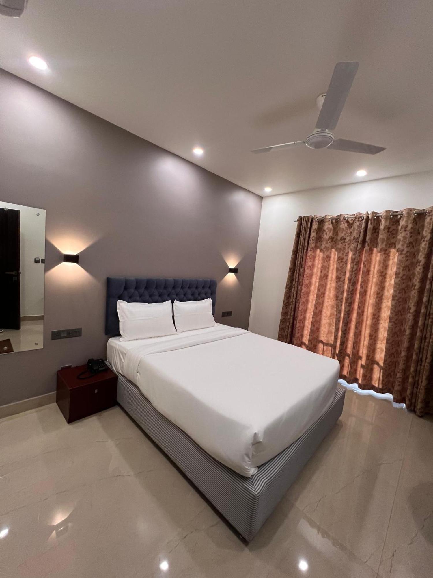 Hotel The Lotaz Kochi