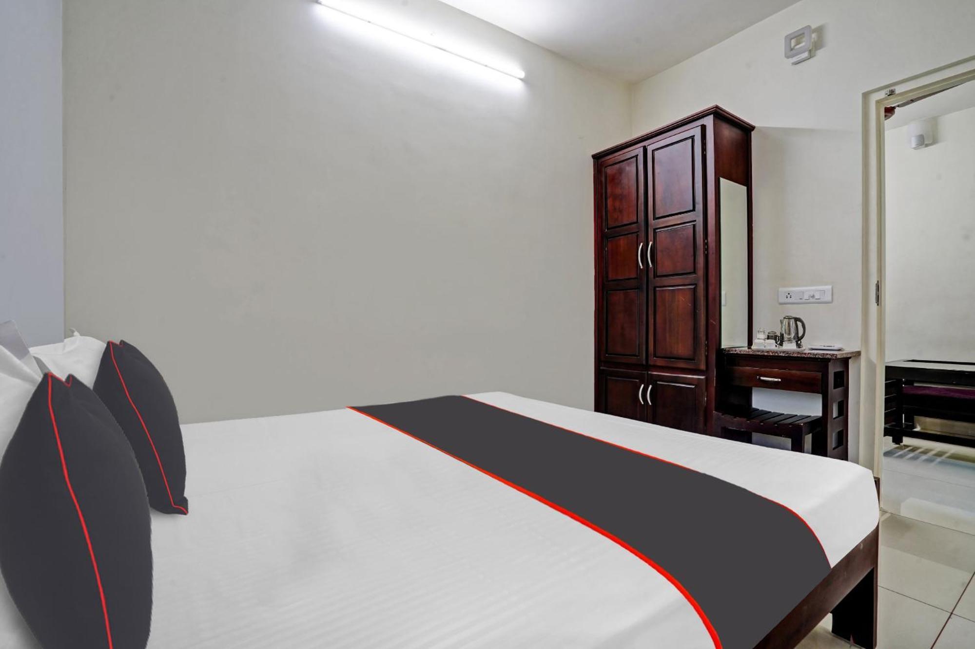 Collection O White House Pearl Kochi