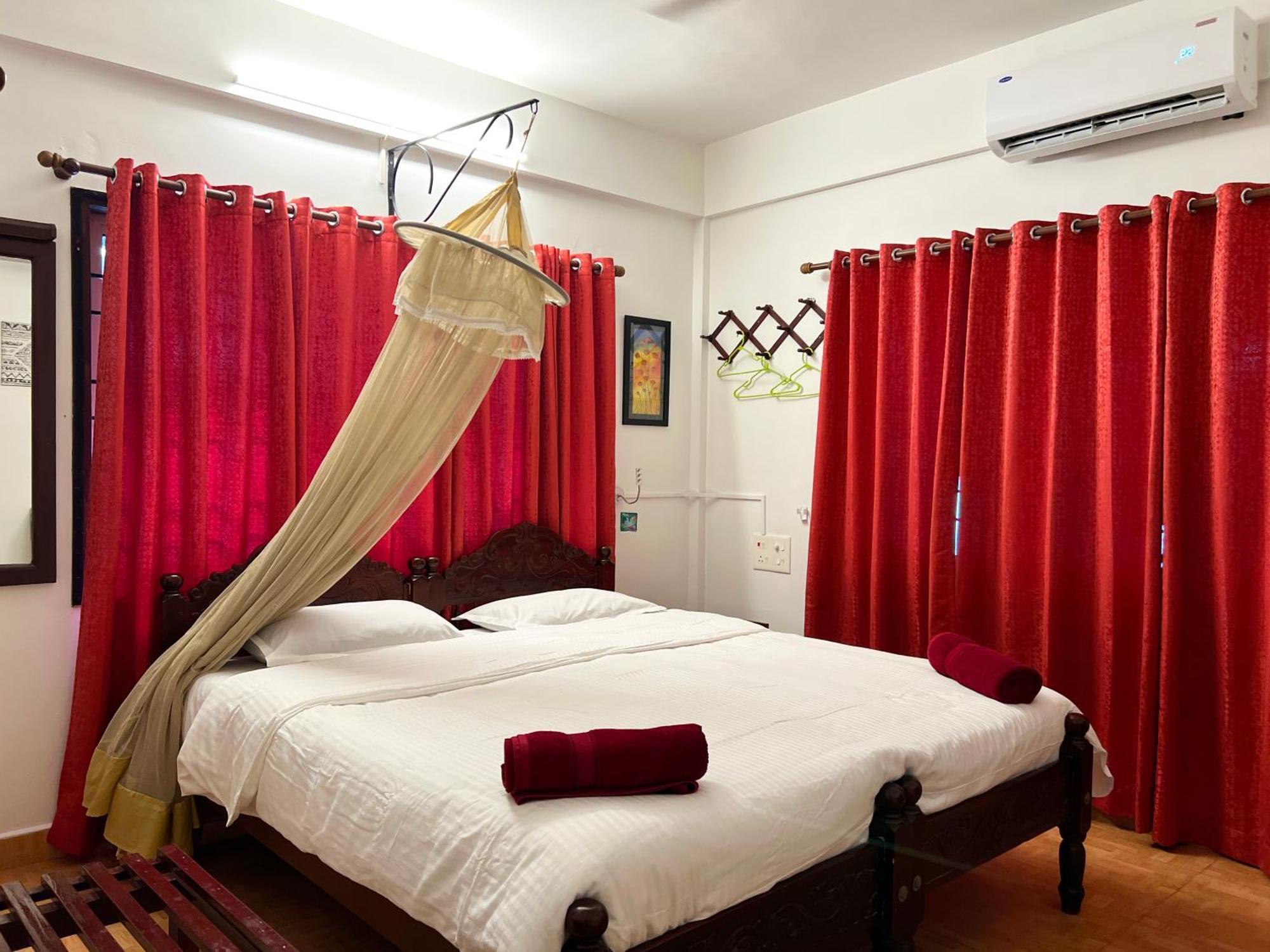 Homestay Reds Residency - *