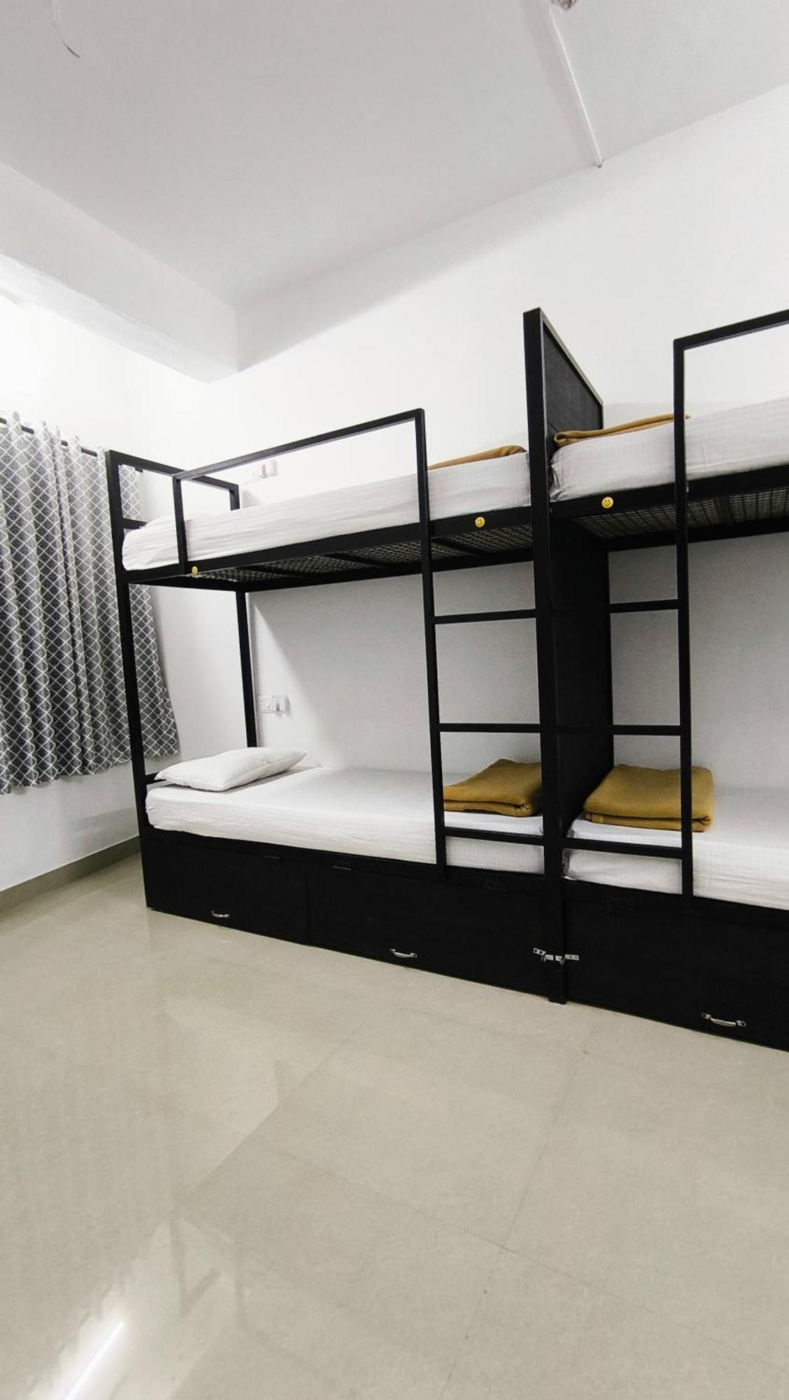 Hostel Stayzo *