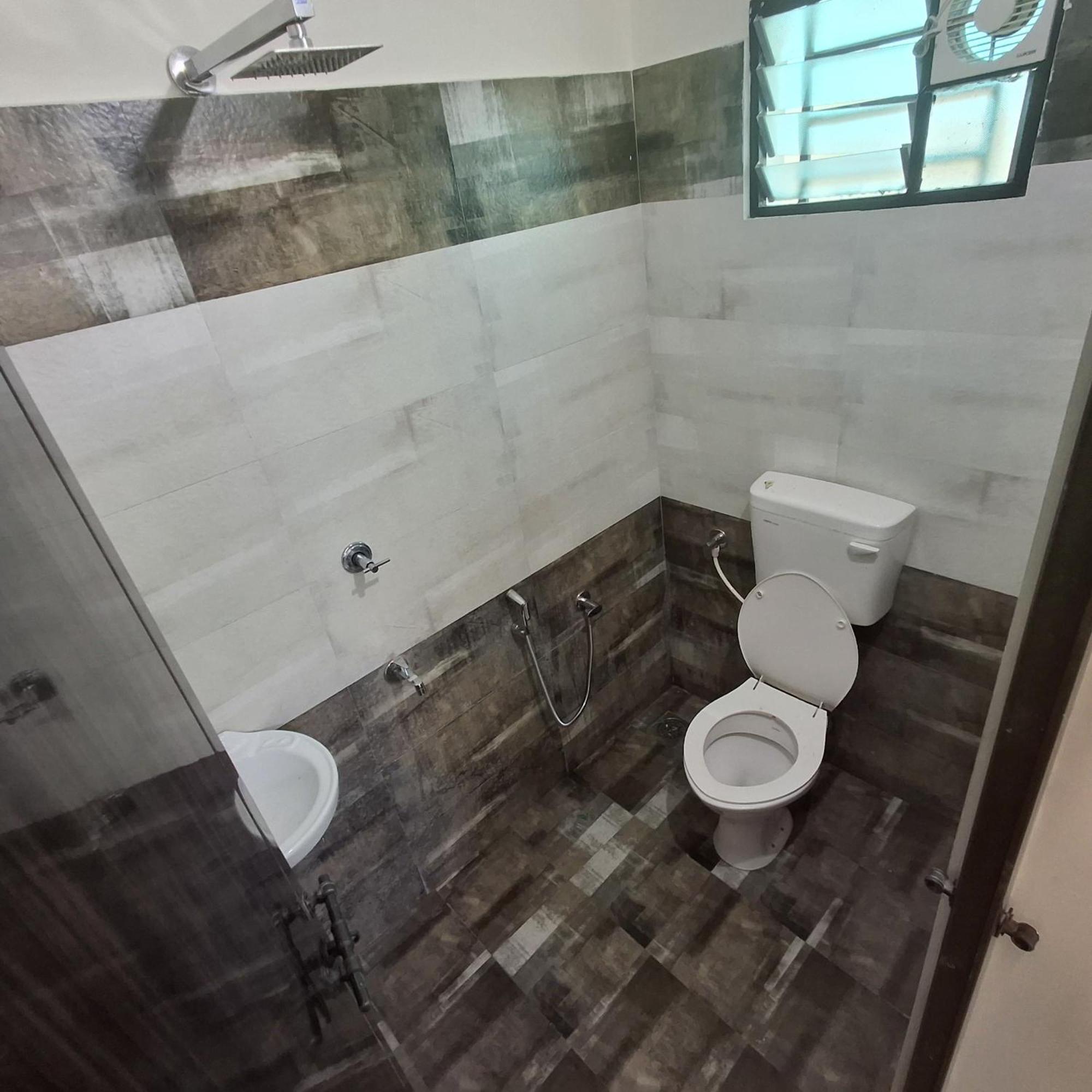 Skylux Service Apartment *
