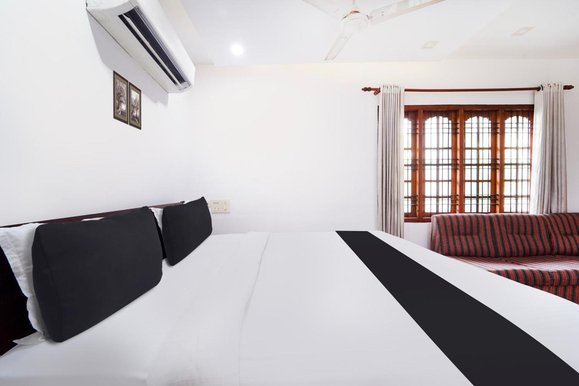 Hotel Super Townhouse Center Ernakulam 3*