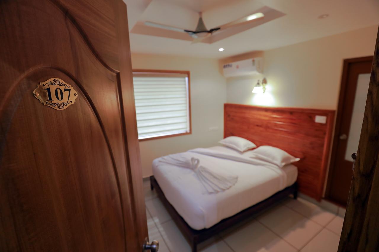 Hotel Roses Fortkochi Kochi
