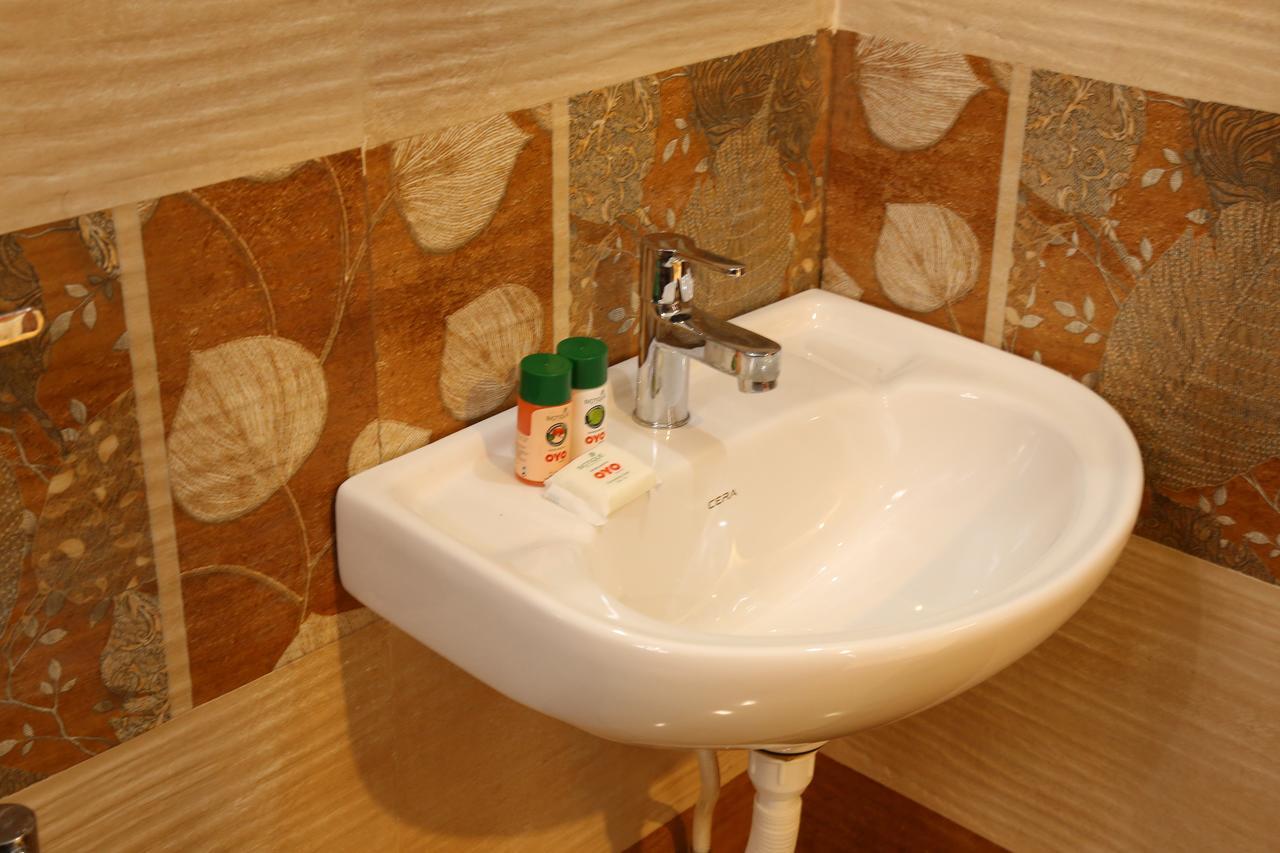 Oyo 7771 Ern Station Hotel