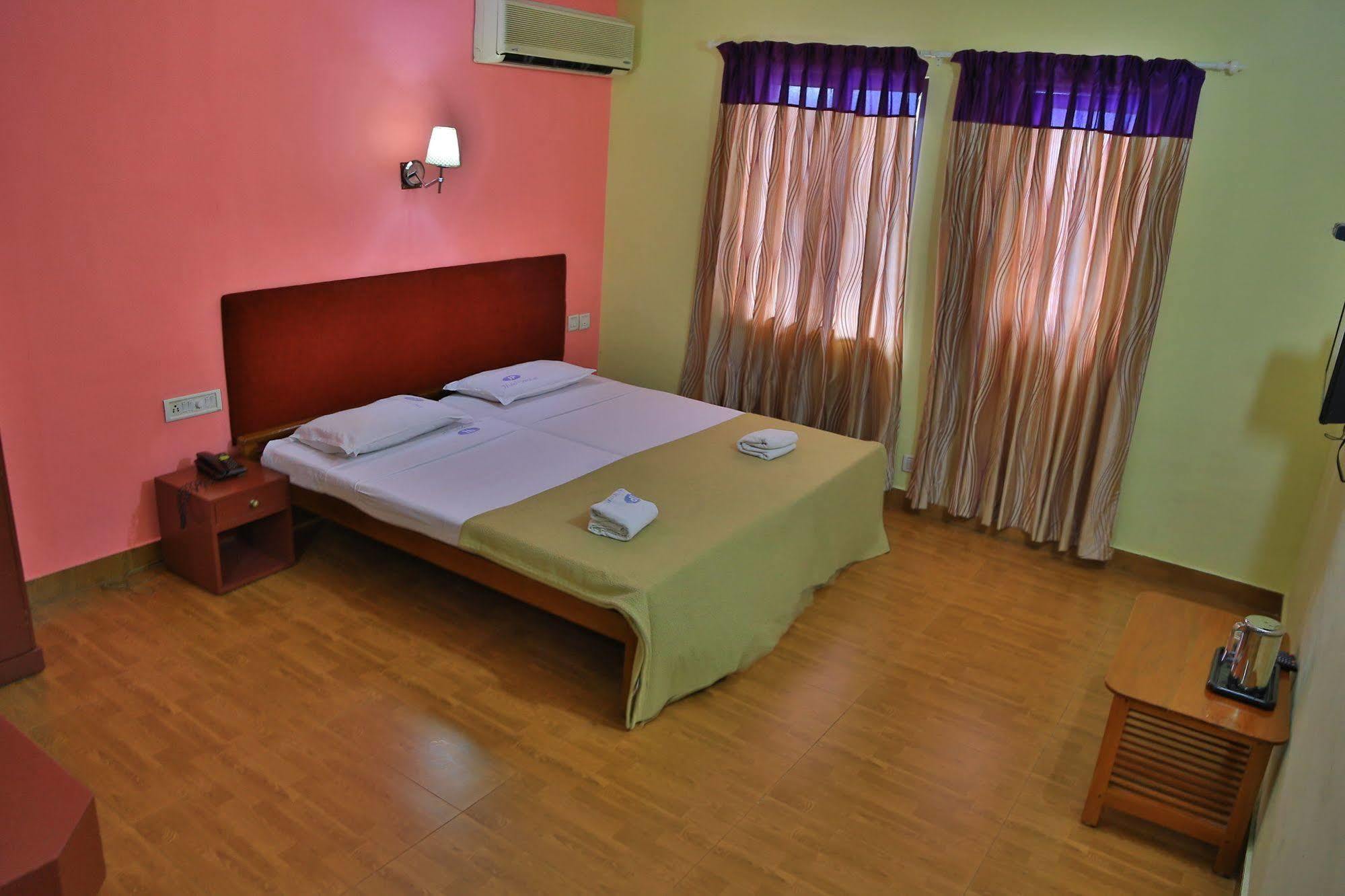 Srinivas Hotel 2*