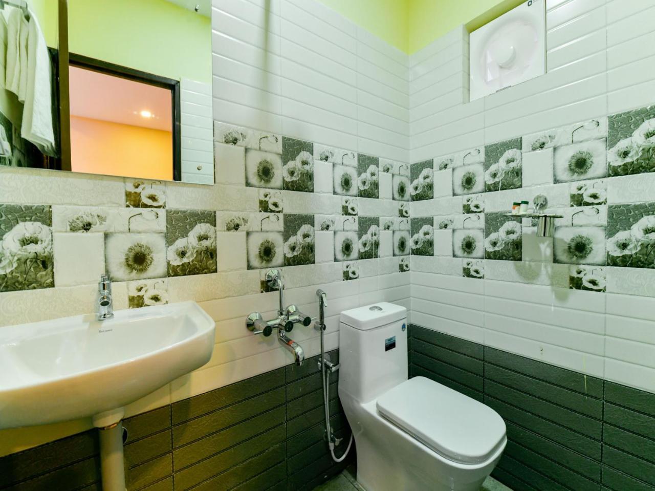 Oyo 16605 Royal Front Hotel 3*