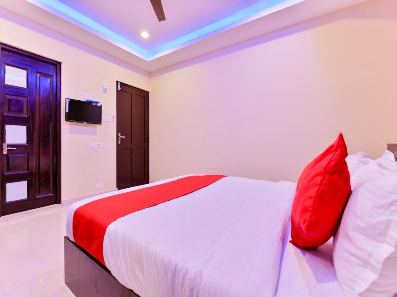 Hotel Oyo 16605 Royal Front 3*