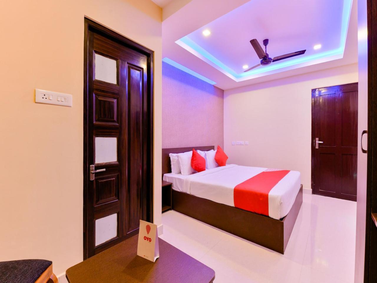 Oyo 16605 Royal Front 3* Kochi
