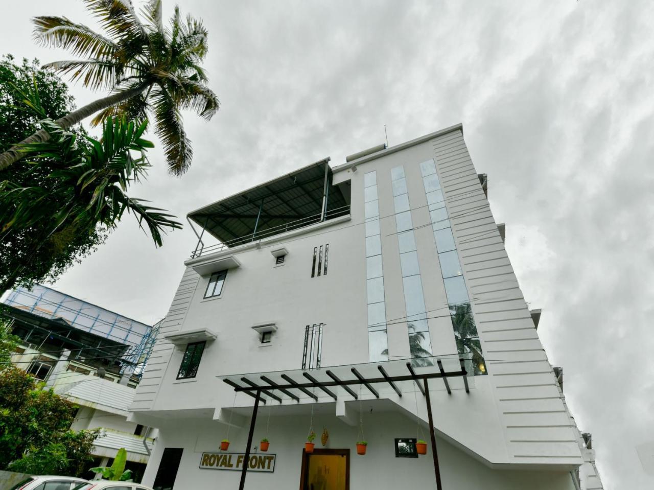 Oyo 16605 Royal Front 3* Kochi