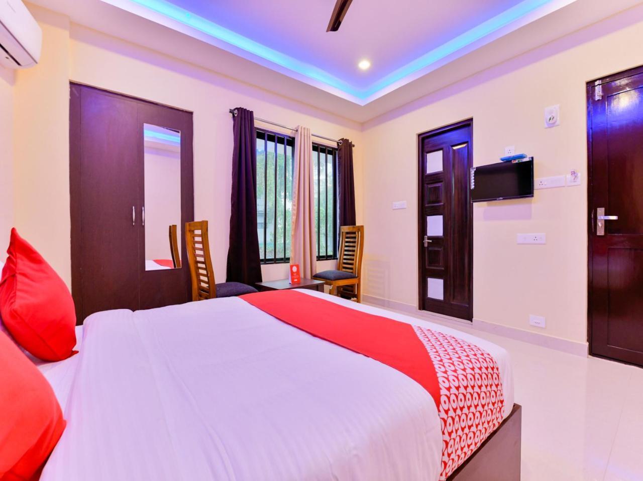 Hotel Oyo 16605 Royal Front