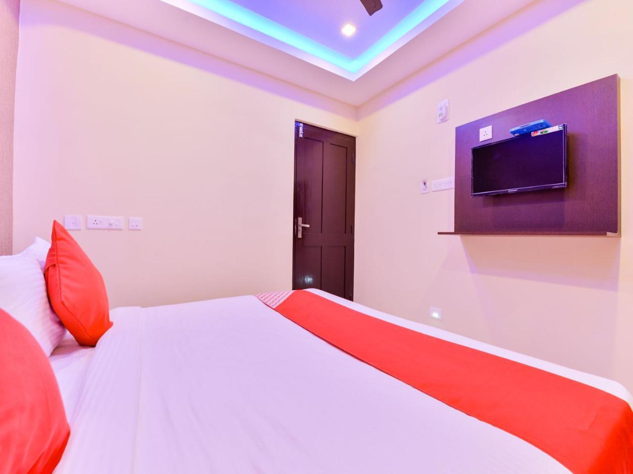 Hotel Oyo 16605 Royal Front 3*