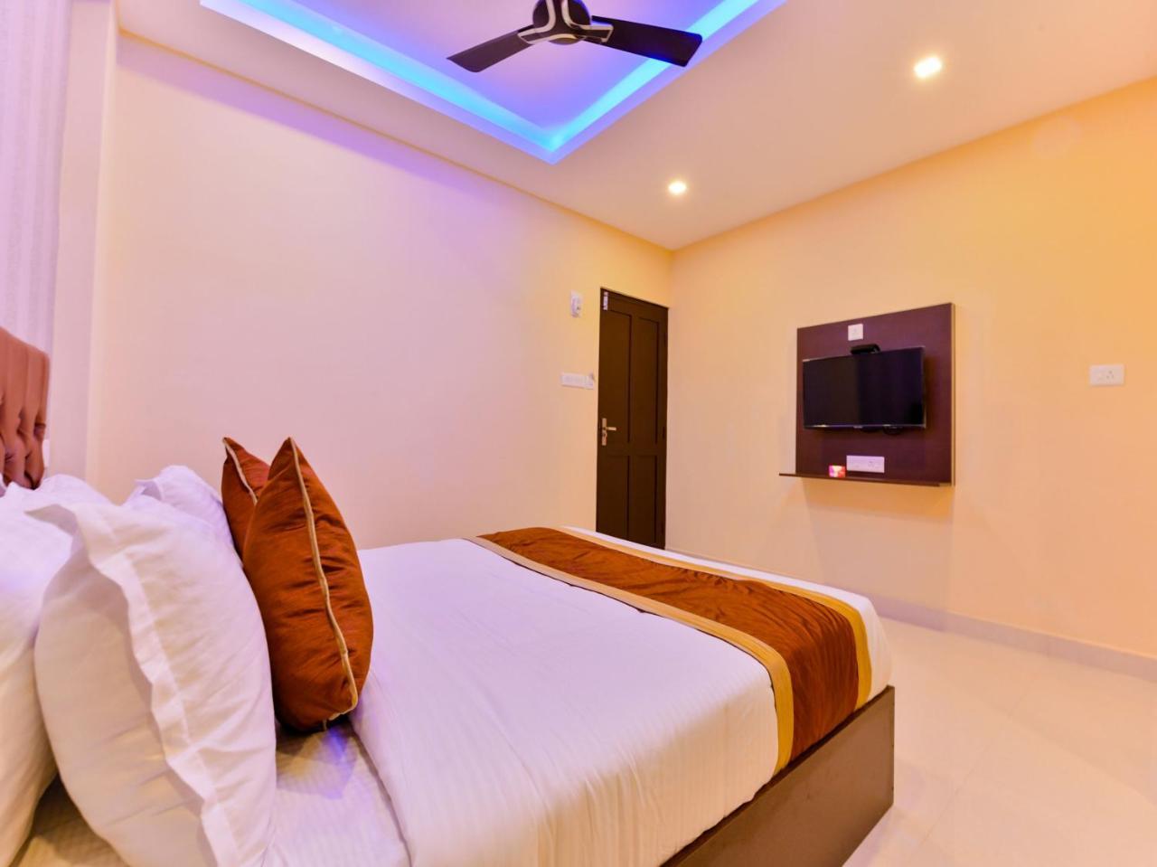 Hotel Oyo 16605 Royal Front
