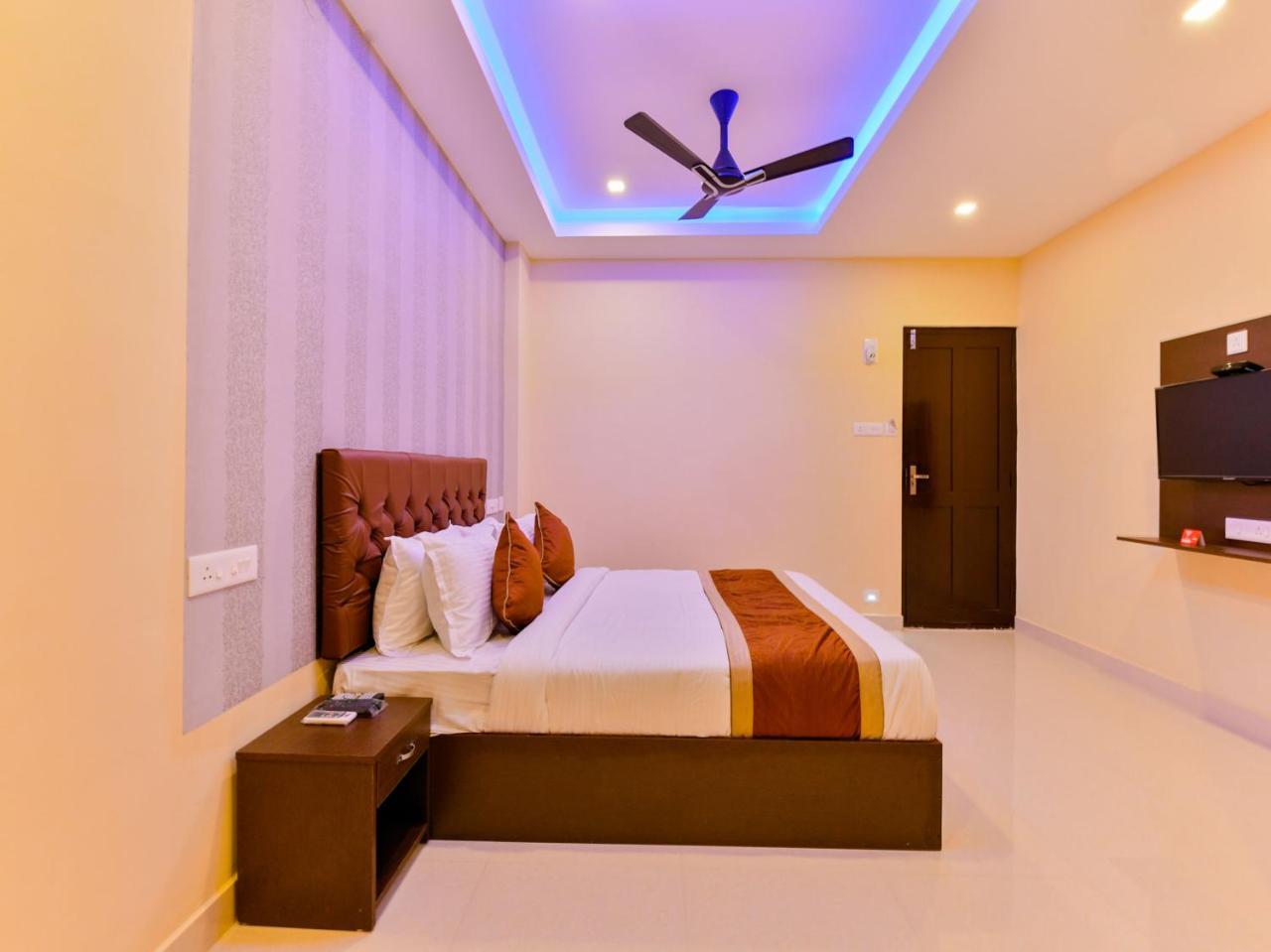 Hotel Oyo 16605 Royal Front
