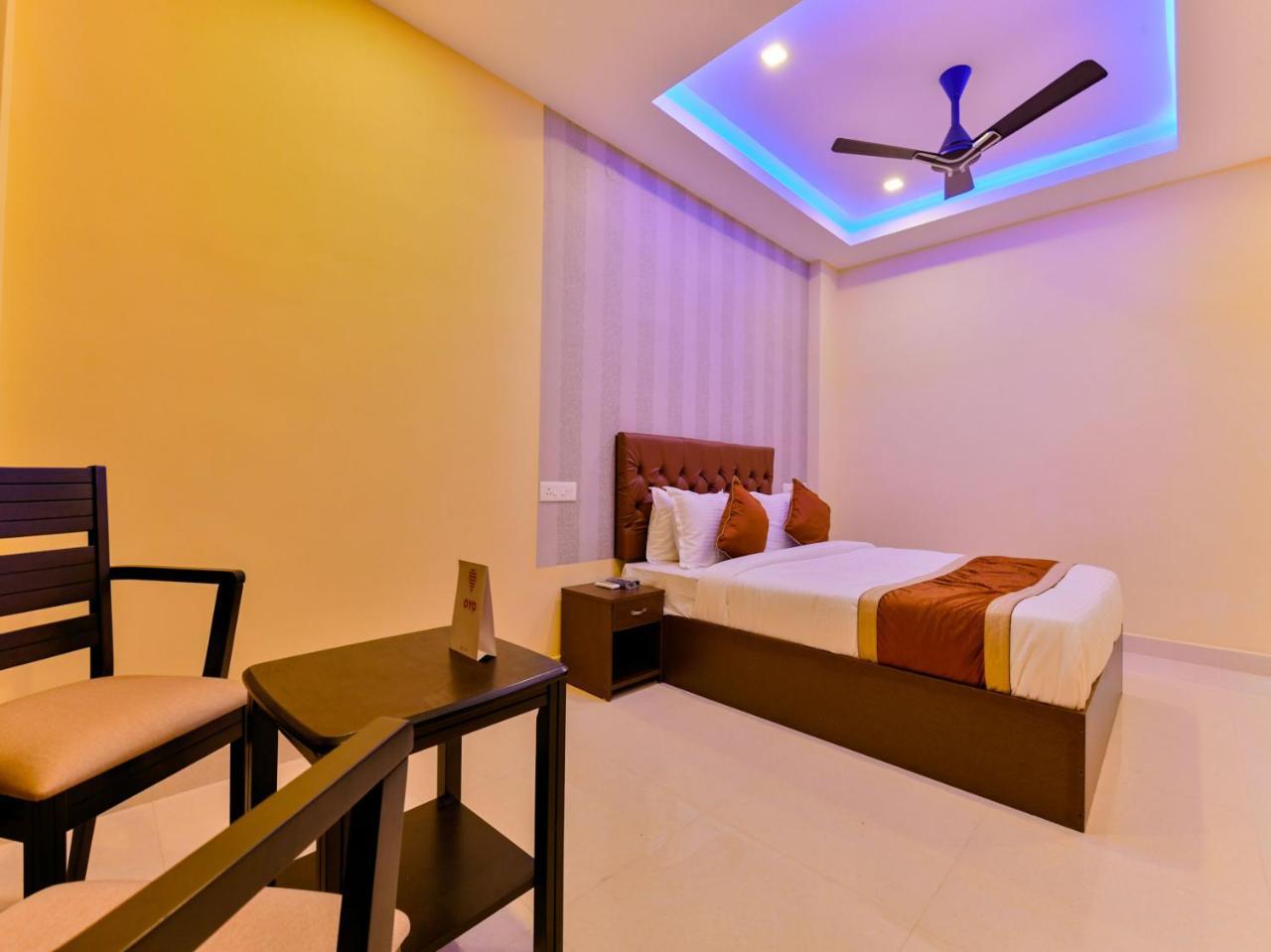 Oyo 16605 Royal Front Hotel