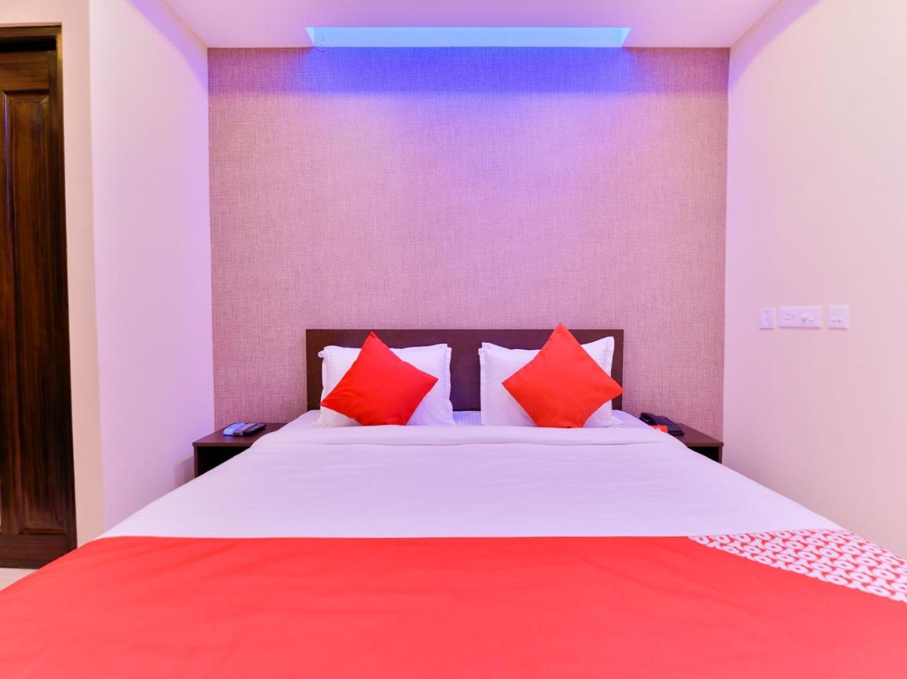 Hotel Oyo 16605 Royal Front Kochi