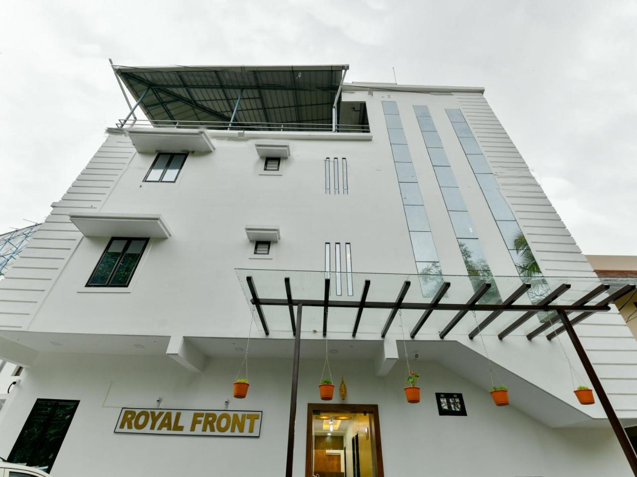 Hotel Oyo 16605 Royal Front 3*