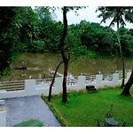Riverside Inn Homestay