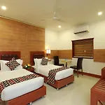Eloor Tourist Home