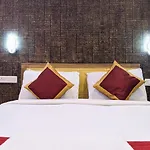 Hotel Feathers