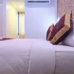 Hotel Feathers