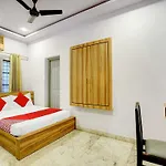 Oyo Flagship Blue Moon Residency
