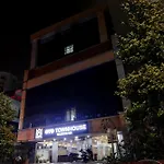 Oyo Townhouse 595 Majestic Inn