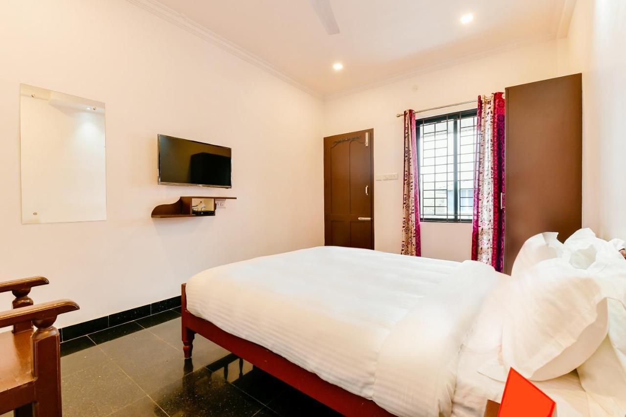 Spot On 39480 Vattekad Tourist Hotel
