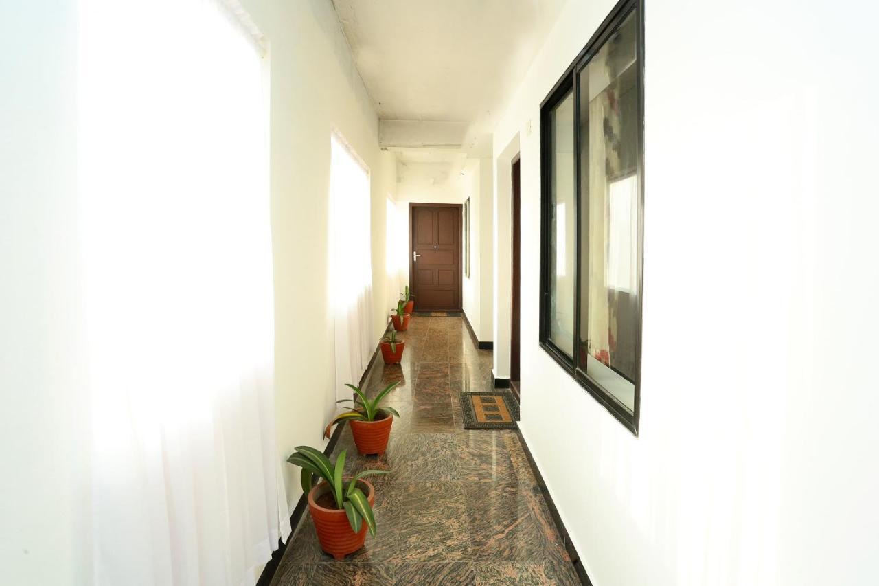 Hotel Oyo 9902 Nedumparambil Residency