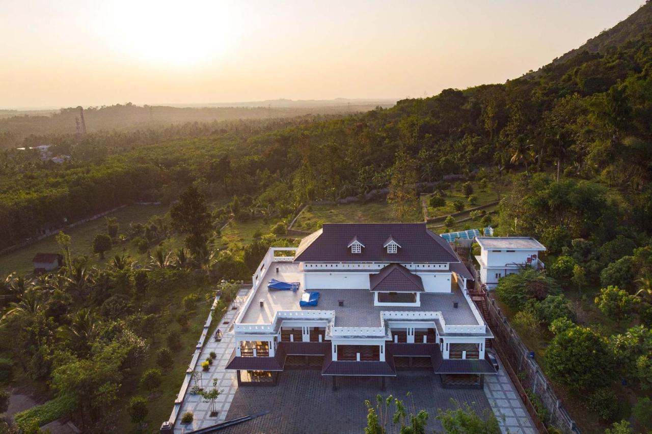 Stayvista At Springhills & Ayurvedic Villa Kochi