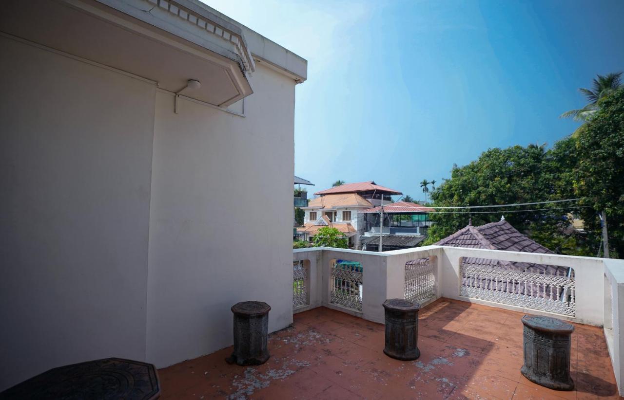 Adams Guest house *