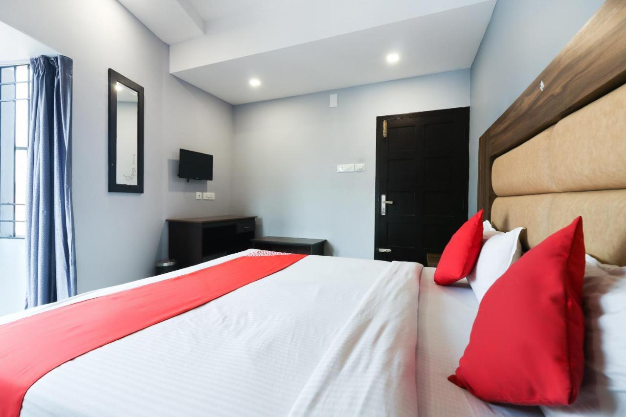 Hotel Oyo 44050 Central Queens 3*