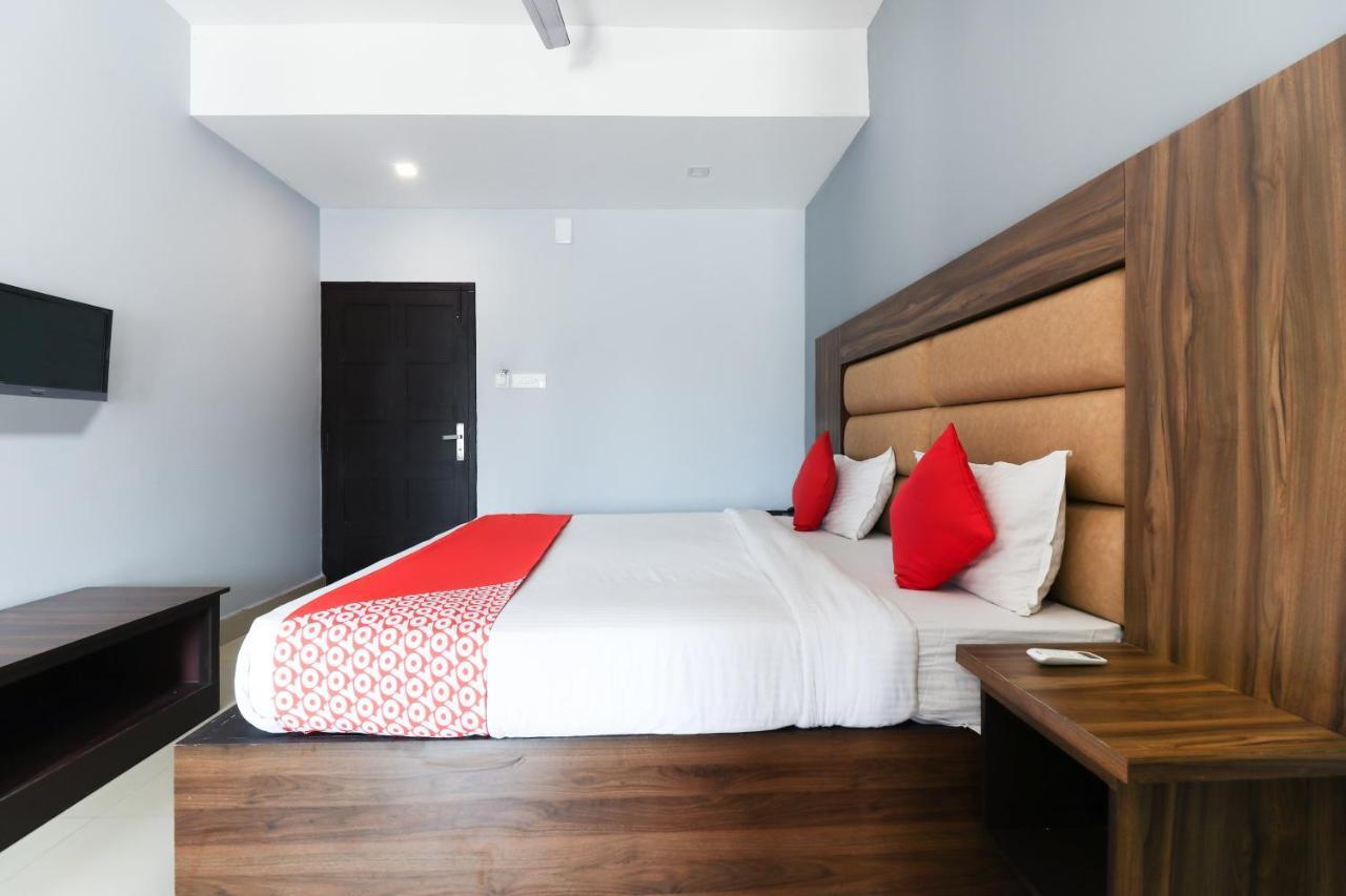 Hotel Oyo 44050 Central Queens Kochi